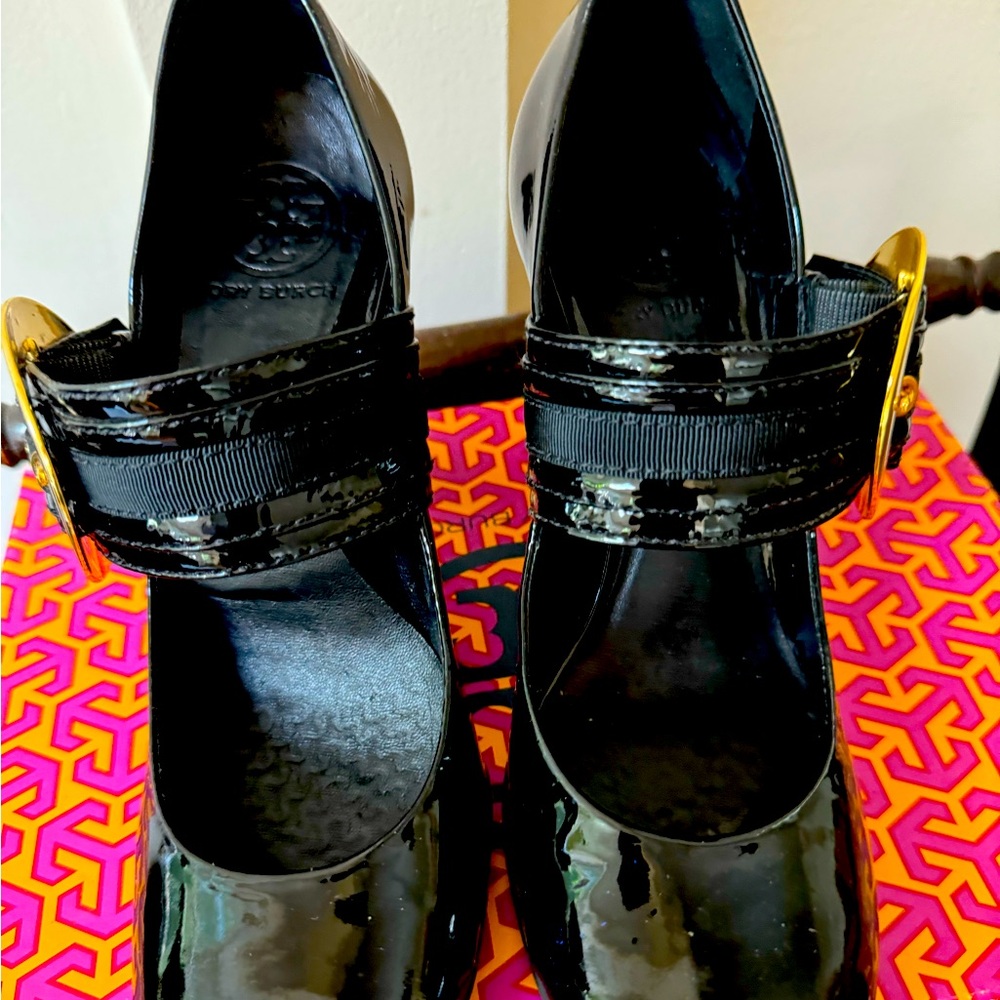 Tory Burch size 8  black patent leather heels in perfect condition.